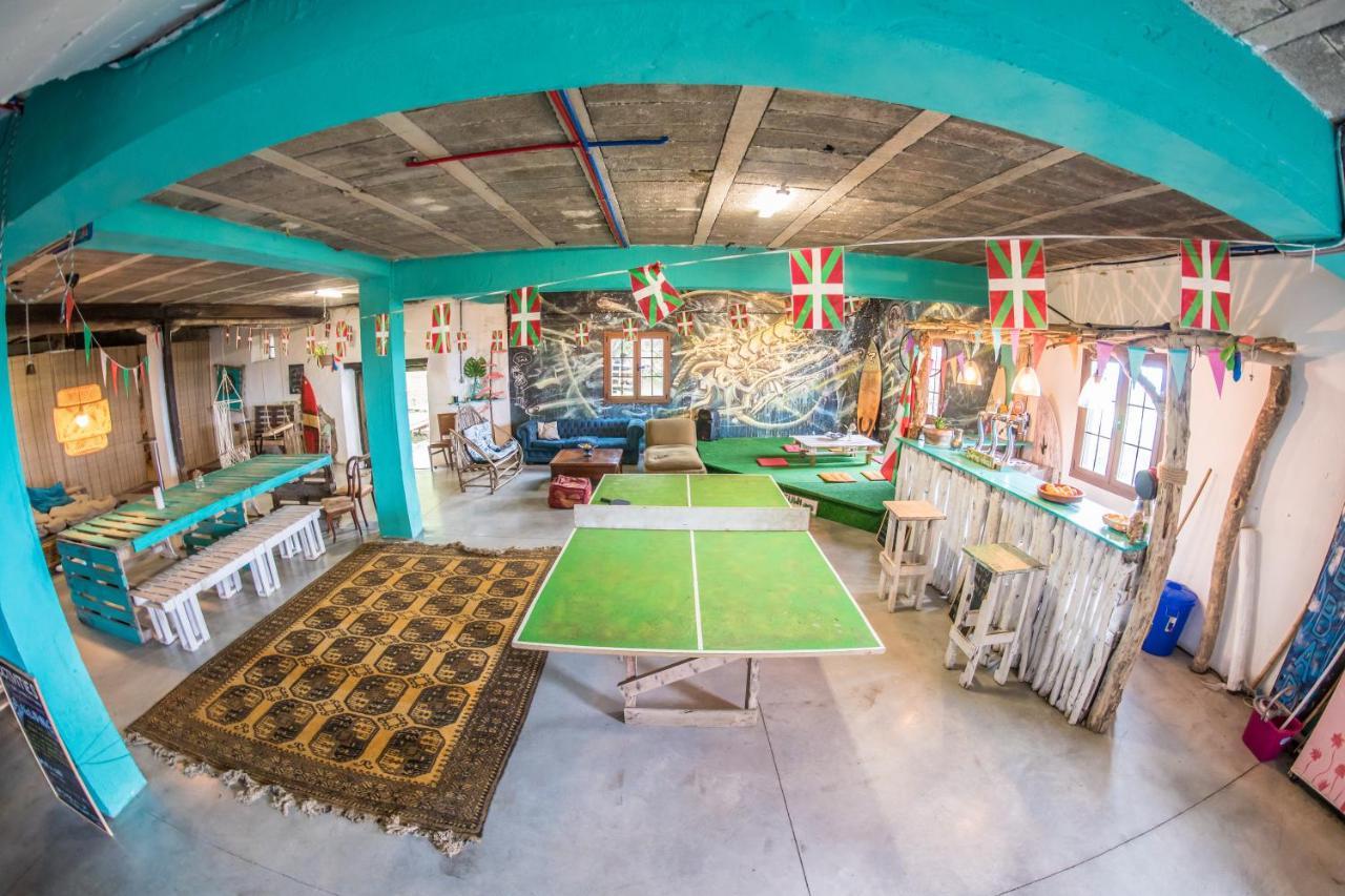 Aia Surf Camp San Sebastian Partyhostel المظهر الخارجي الصورة