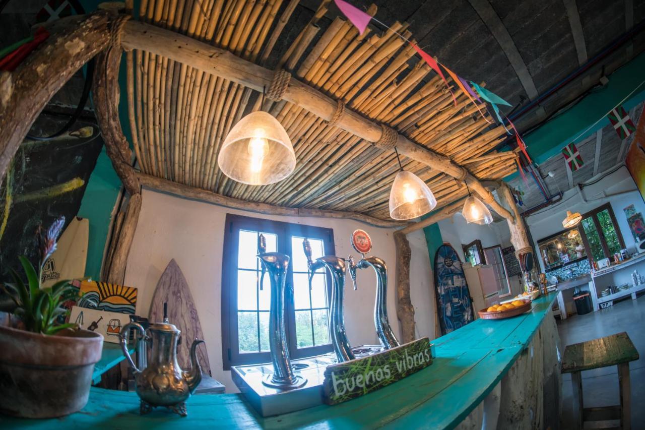 Aia Surf Camp San Sebastian Partyhostel المظهر الخارجي الصورة