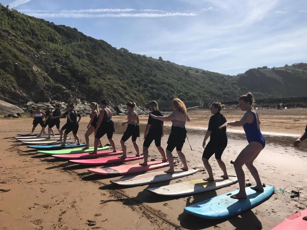 Aia Surf Camp San Sebastian Partyhostel المظهر الخارجي الصورة