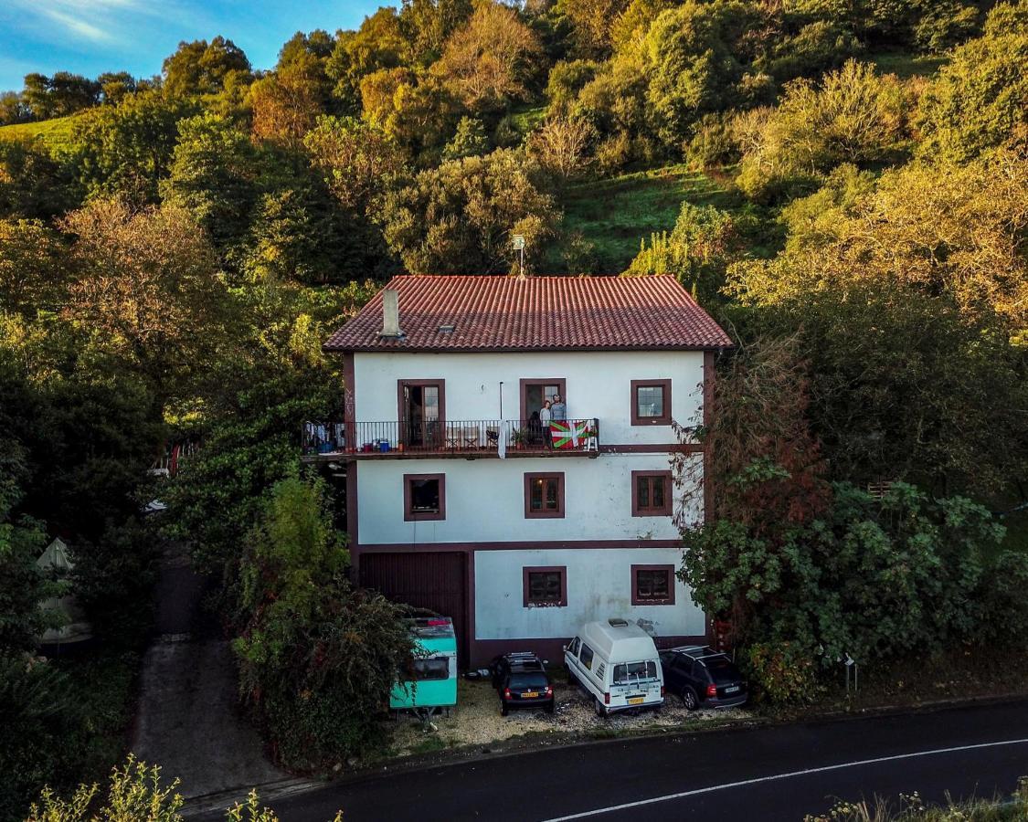 Aia Surf Camp San Sebastian Partyhostel المظهر الخارجي الصورة